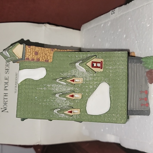Dept 56  Heritage Village, North Pole Series,  Elves Bunkhouse, 5601-4 - Picture 4 of 14